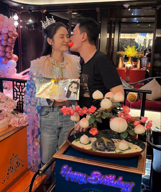 林峯再寵妻大曬恩愛合照，與張馨月慶結婚五周年！網友：像他老婆發的