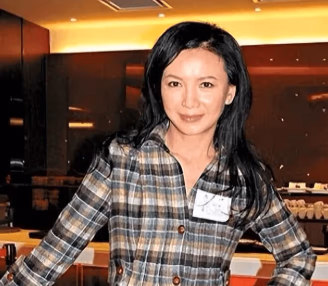 她與梁朝偉同居六年卻遺憾分手,獨自撫養兒子長大,如今兒子成為她的驕傲!