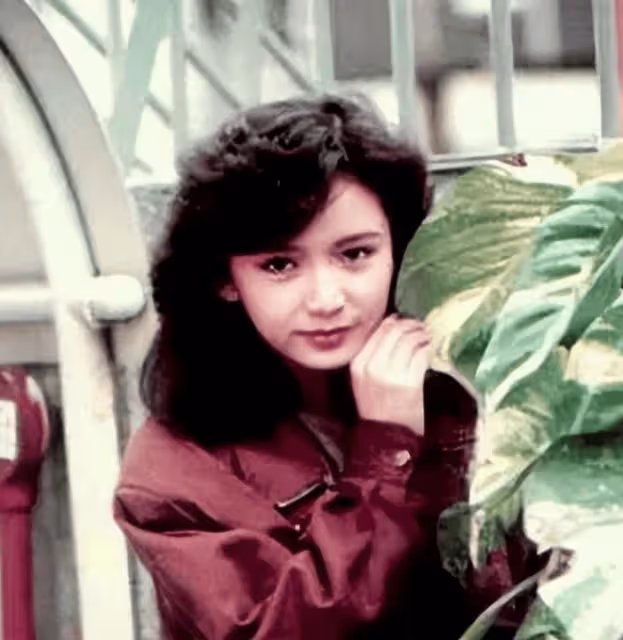 她與梁朝偉同居六年卻遺憾分手,獨自撫養兒子長大,如今兒子成為她的驕傲!