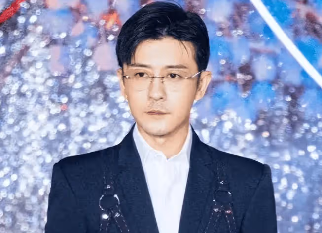 親媽是導演,乾媽是導演,20年都捧不紅他,卻在娶妻改名後火了