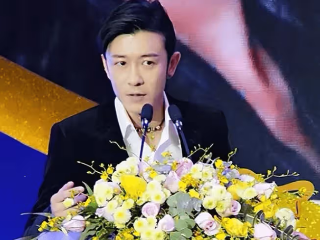 親媽是導演,乾媽是導演,20年都捧不紅他,卻在娶妻改名後火了