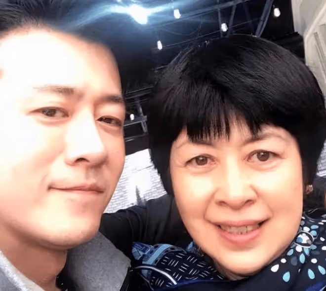 親媽是導演,乾媽是導演,20年都捧不紅他,卻在娶妻改名後火了