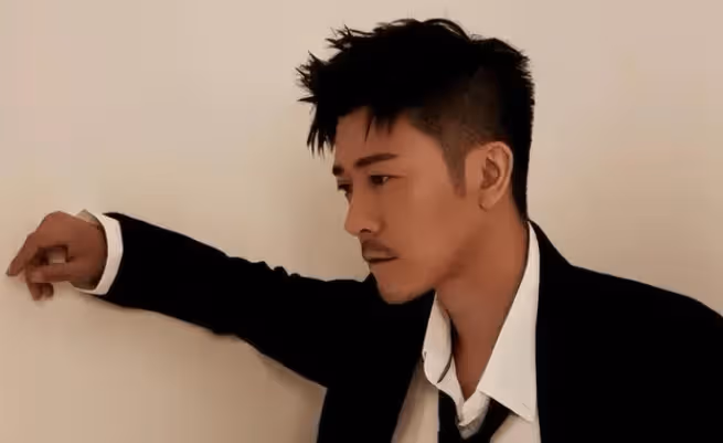 親媽是導演,乾媽是導演,20年都捧不紅他,卻在娶妻改名後火了