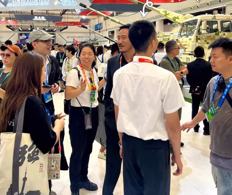 「星二代」胡皓康亮相航展，五官修正精緻，身材修長，霸總既視感
