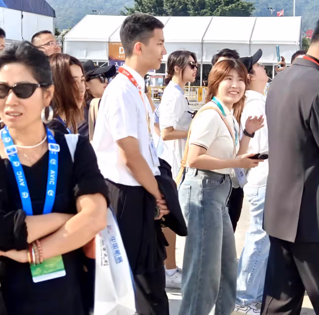 「星二代」胡皓康亮相航展,五官修正精緻,身材修長,霸總既視感