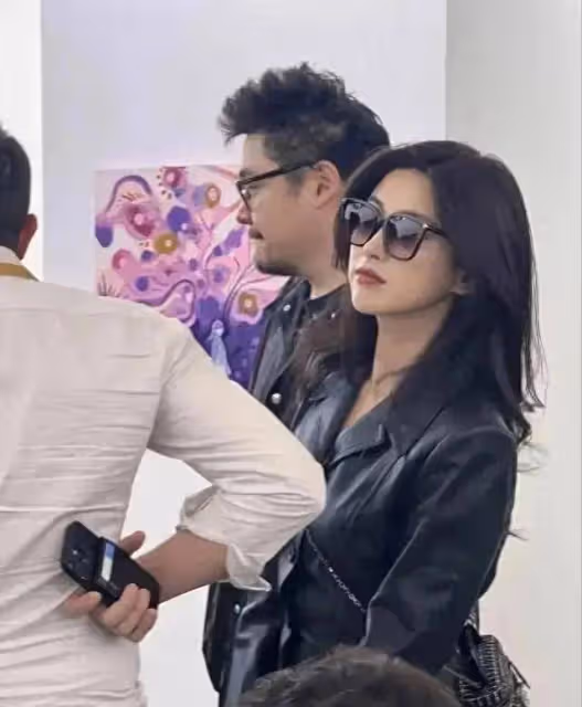 大美女朱珠現身看展,黑色皮衣搭配墨鏡又美又颯,本人狀態好鬆弛