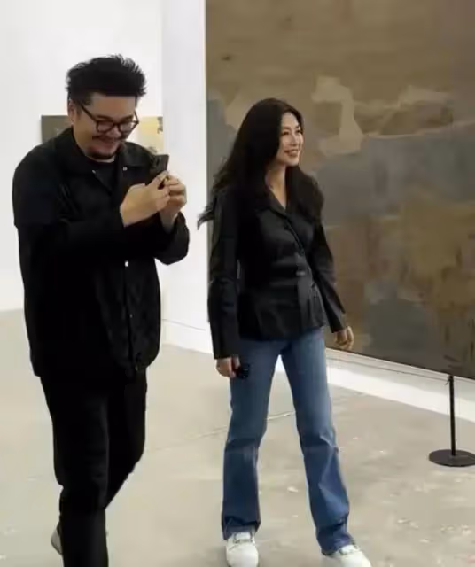 大美女朱珠現身看展,黑色皮衣搭配墨鏡又美又颯,本人狀態好鬆弛