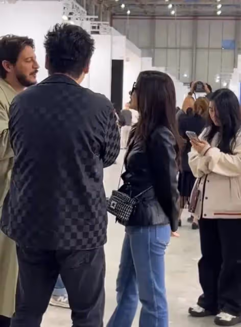 大美女朱珠現身看展,黑色皮衣搭配墨鏡又美又颯,本人狀態好鬆弛