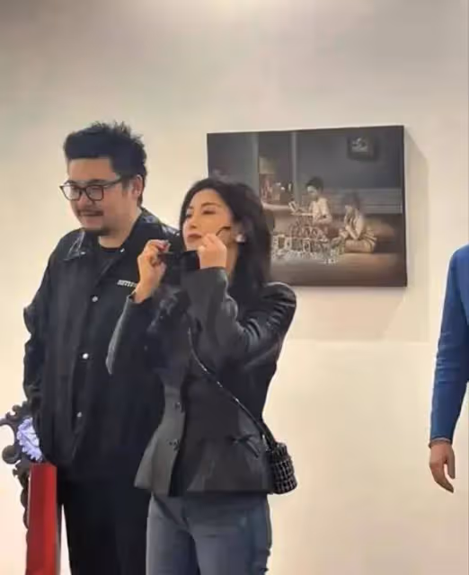大美女朱珠現身看展,黑色皮衣搭配墨鏡又美又颯,本人狀態好鬆弛