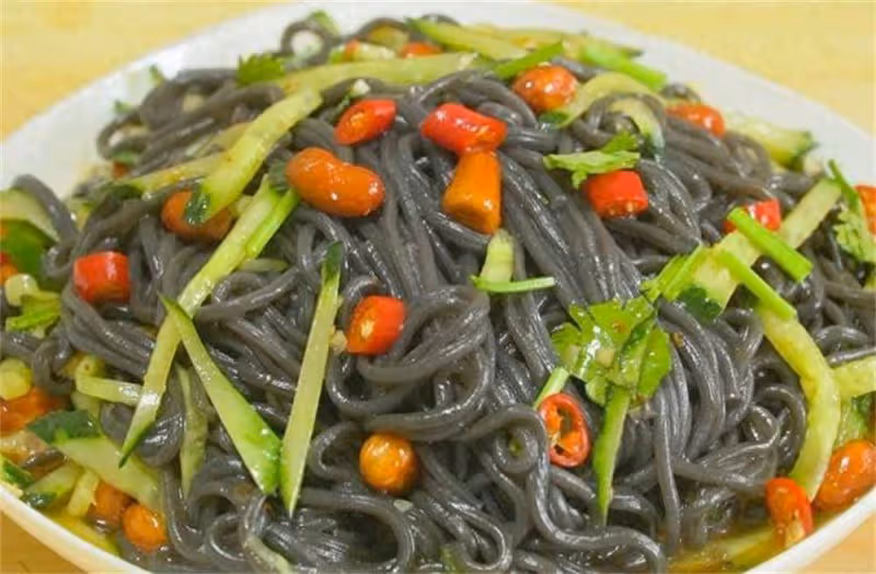 秋冬吃飯沒胃口,我家常做這盤菜,香辣爽滑又開胃,比吃涼皮過癮