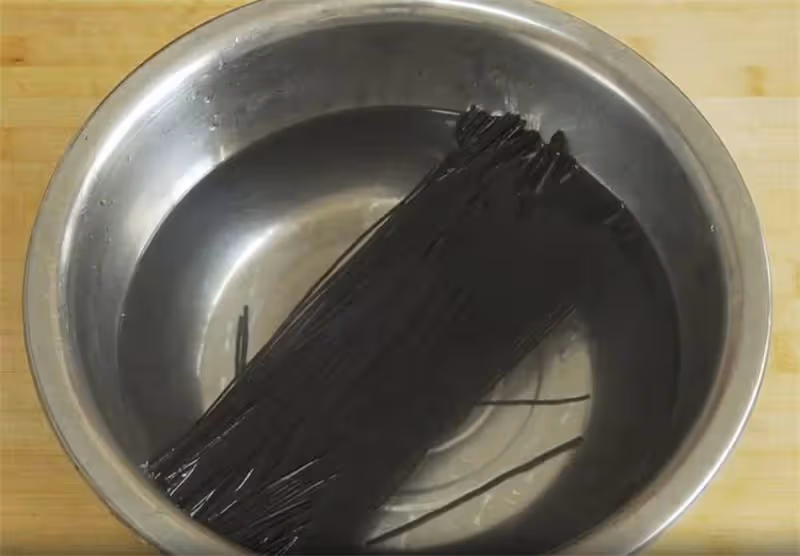 秋冬吃飯沒胃口,我家常做這盤菜,香辣爽滑又開胃,比吃涼皮過癮