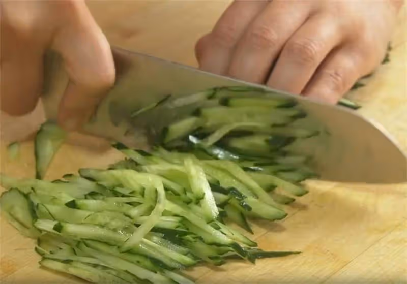 秋冬吃飯沒胃口,我家常做這盤菜,香辣爽滑又開胃,比吃涼皮過癮