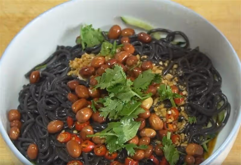 秋冬吃飯沒胃口,我家常做這盤菜,香辣爽滑又開胃,比吃涼皮過癮