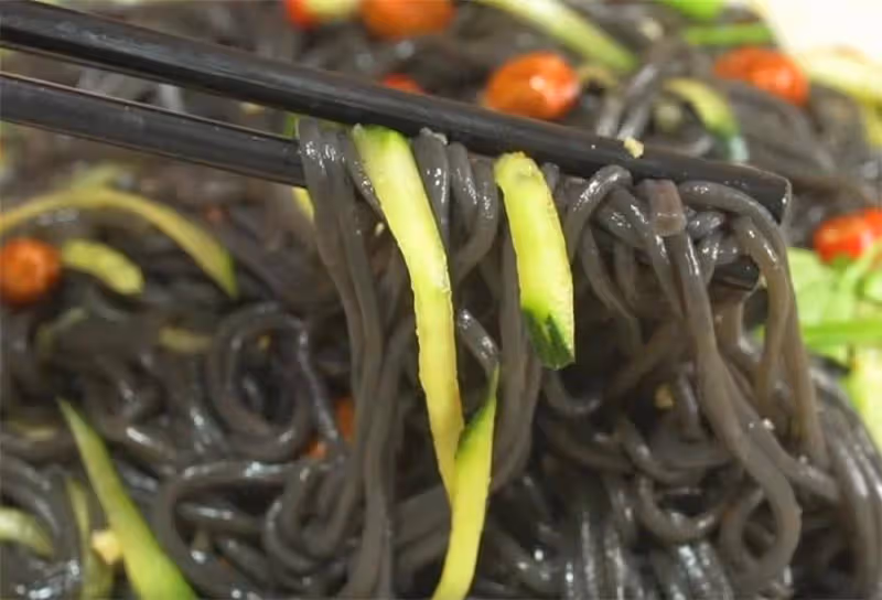 秋冬吃飯沒胃口,我家常做這盤菜,香辣爽滑又開胃,比吃涼皮過癮