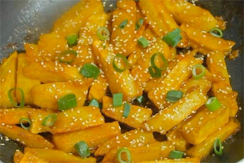 土豆這吃法真解饞,不炒不用燉,一次做2種口味,沒肉吃著也很香