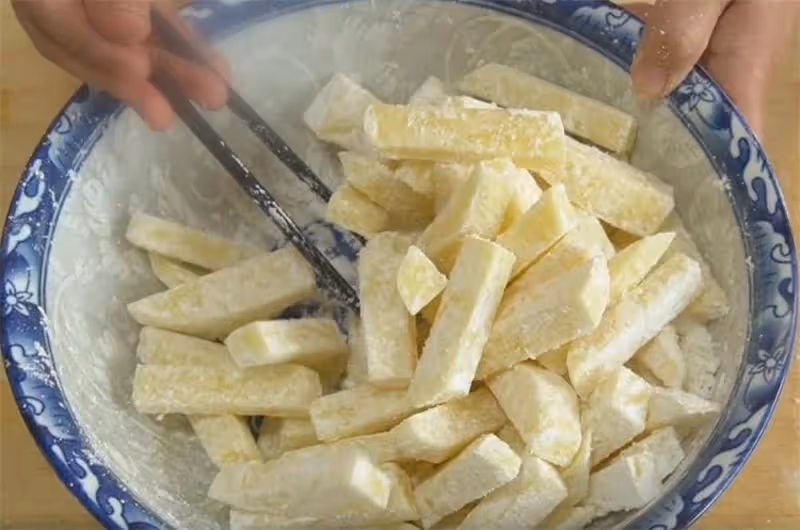 土豆這吃法真解饞,不炒不用燉,一次做2種口味,沒肉吃著也很香