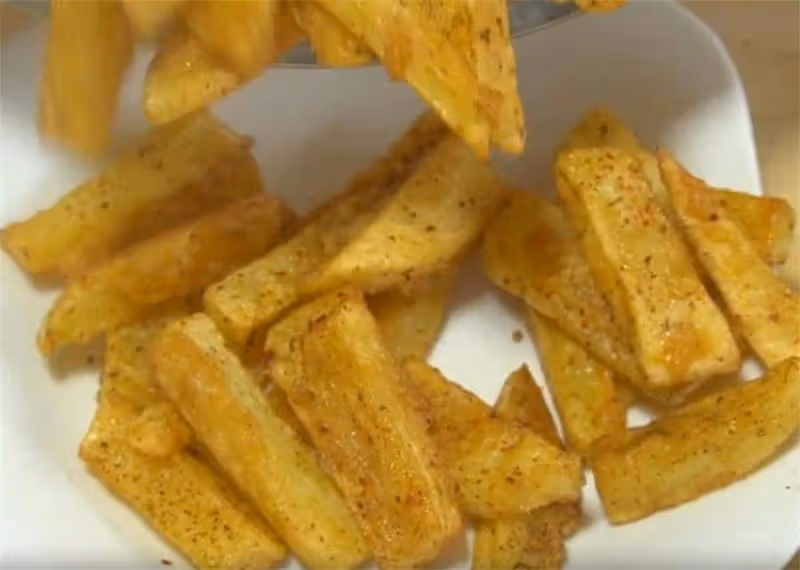 土豆這吃法真解饞,不炒不用燉,一次做2種口味,沒肉吃著也很香