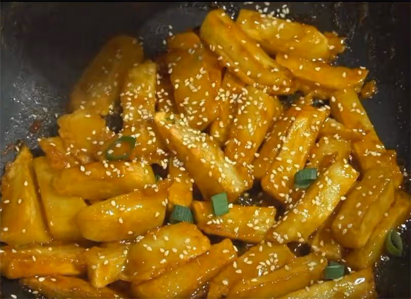 土豆這吃法真解饞,不炒不用燉,一次做2種口味,沒肉吃著也很香