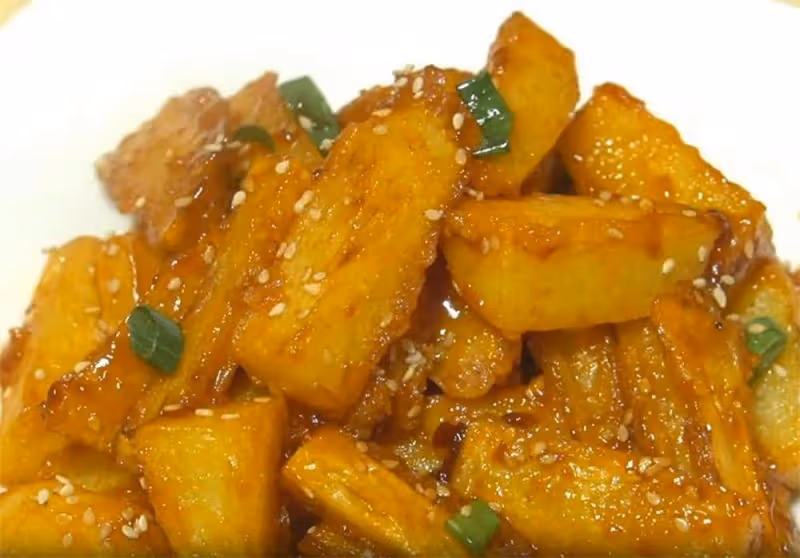 土豆這吃法真解饞，不炒不用燉，一次做2種口味，沒肉吃著也很香