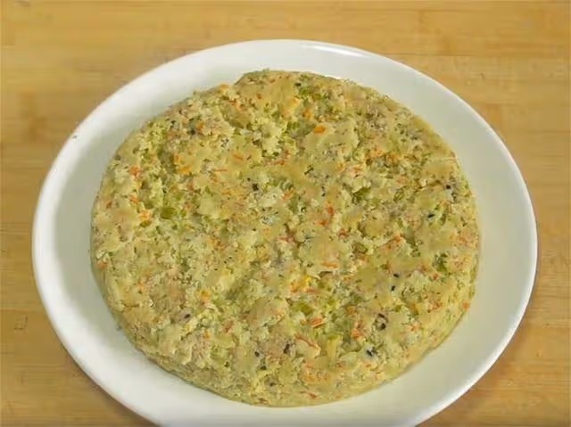 芹菜里加點麵粉,好吃到不想放筷,不炒也不烙,一口一塊真解饞