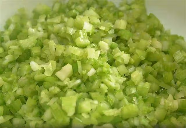 芹菜里加點麵粉,好吃到不想放筷,不炒也不烙,一口一塊真解饞