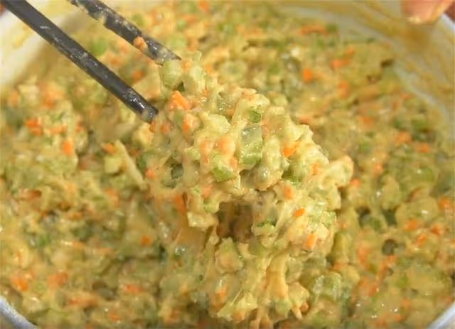 芹菜里加點麵粉,好吃到不想放筷,不炒也不烙,一口一塊真解饞
