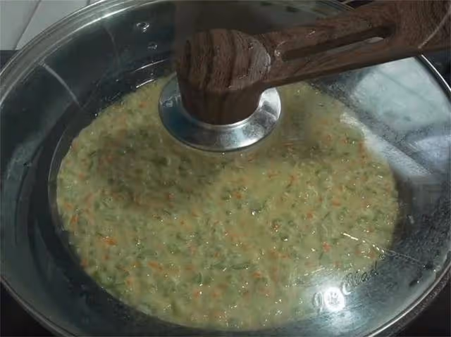 芹菜里加點麵粉,好吃到不想放筷,不炒也不烙,一口一塊真解饞