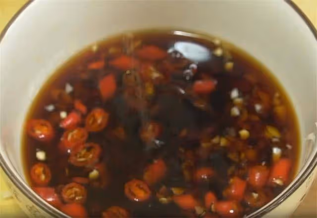 芹菜里加點麵粉,好吃到不想放筷,不炒也不烙,一口一塊真解饞