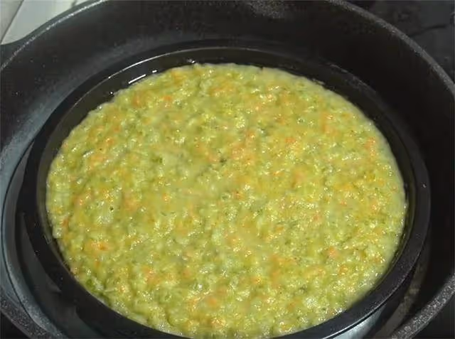 芹菜里加點麵粉,好吃到不想放筷,不炒也不烙,一口一塊真解饞