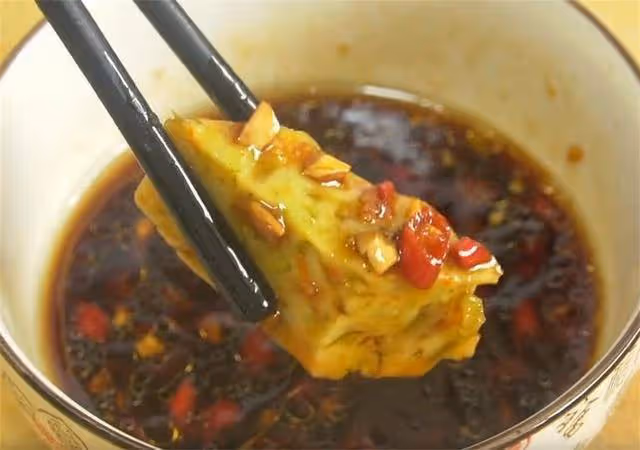 芹菜里加點麵粉,好吃到不想放筷,不炒也不烙,一口一塊真解饞