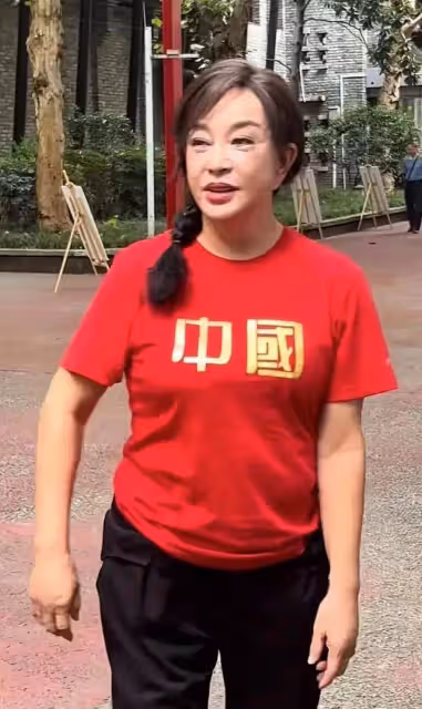 劉曉慶曬生日照,P圖太狠了,74歲看著像47歲,拉皮拉得耳朵巨長
