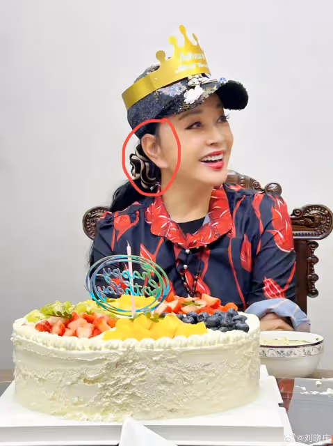 劉曉慶曬生日照,P圖太狠了,74歲看著像47歲,拉皮拉得耳朵巨長