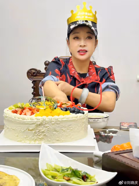 劉曉慶曬生日照,P圖太狠了,74歲看著像47歲,拉皮拉得耳朵巨長