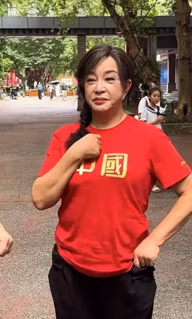 劉曉慶曬生日照,P圖太狠了,74歲看著像47歲,拉皮拉得耳朵巨長