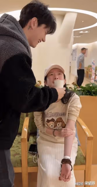 張檬去香港產檢!B超照曝光懷的是男孩,脫鞋測體重拇外翻好嚴重