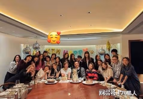 baby特意為經紀人Kim媽大擺宴席慶生!黃曉明47歲生日卻無人問津