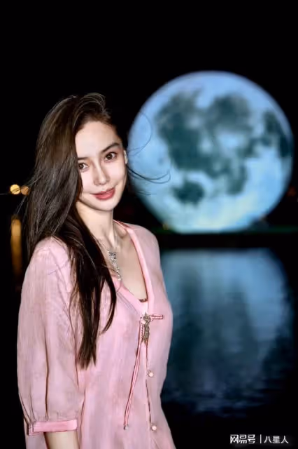 葉珂被逼註銷帳號全退網!黃曉明依舊隱身,baby興奮連發6條動態