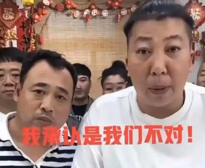 東北雨姐小院雜草叢生,院內小狗瘦成皮包骨,大鐵門上爬滿南瓜藤