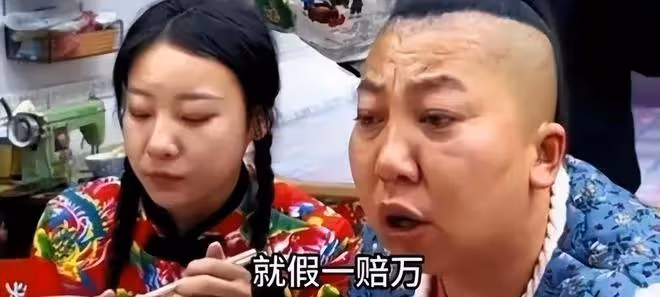 東北雨姐小院雜草叢生,院內小狗瘦成皮包骨,大鐵門上爬滿南瓜藤