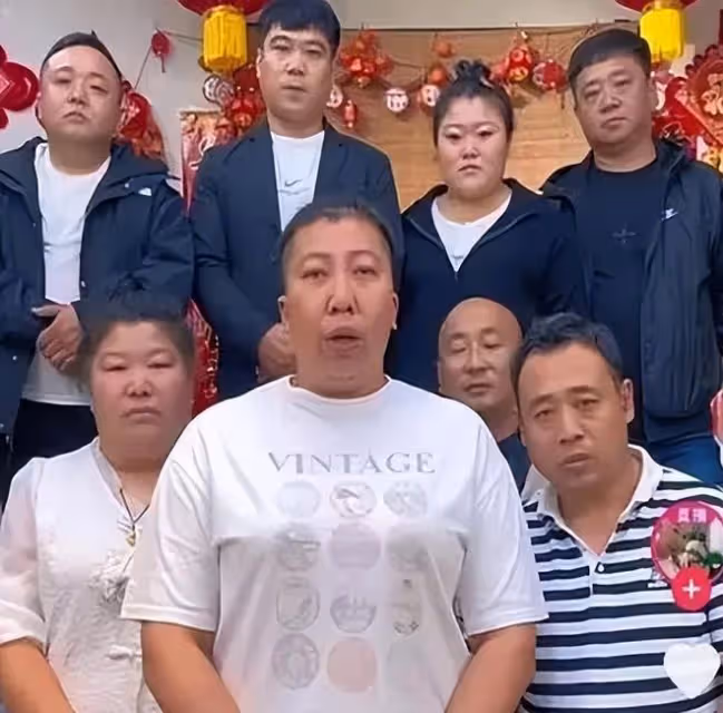東北雨姐小院雜草叢生,院內小狗瘦成皮包骨,大鐵門上爬滿南瓜藤