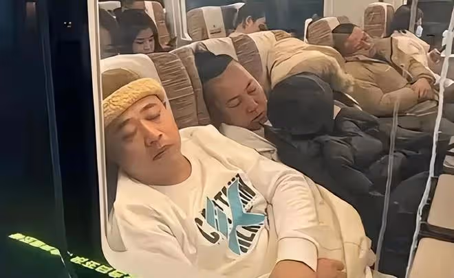 東北雨姐小院雜草叢生,院內小狗瘦成皮包骨,大鐵門上爬滿南瓜藤