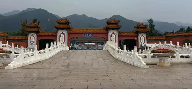 周海媚墓地雲紀念館成立,墓碑前有可愛小熊,鮮花不斷環境優雅