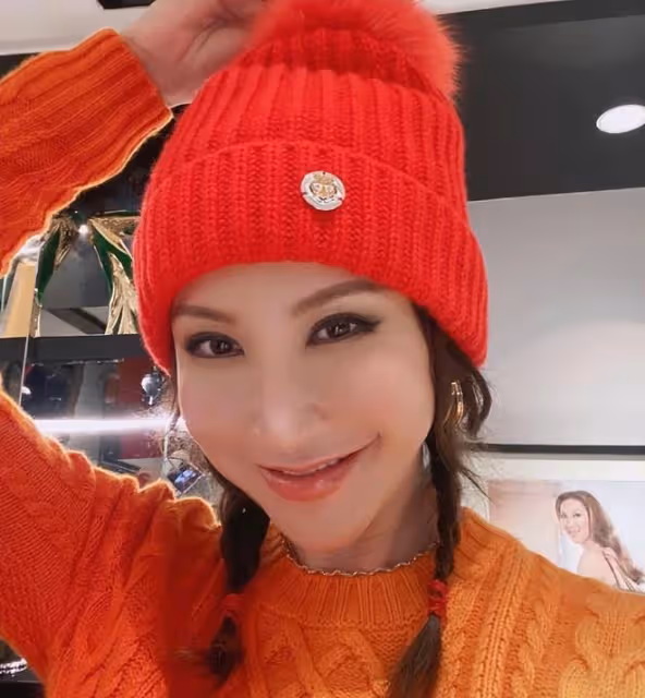 周海媚墓地雲紀念館成立,墓碑前有可愛小熊,鮮花不斷環境優雅