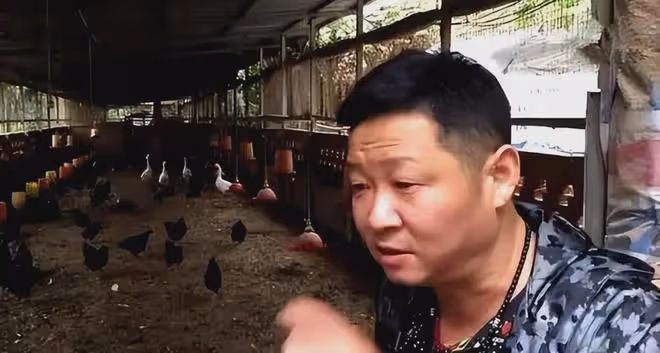 「三德子」養雞身價上億,卻在鄉下庭院喝茶,娶小15歲模特嬌妻