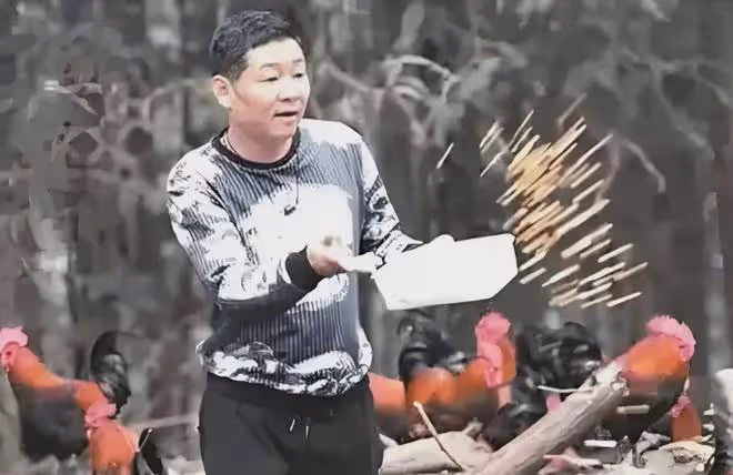 「三德子」養雞身價上億,卻在鄉下庭院喝茶,娶小15歲模特嬌妻
