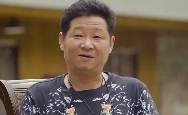 「三德子」養雞身價上億,卻在鄉下庭院喝茶,娶小15歲模特嬌妻