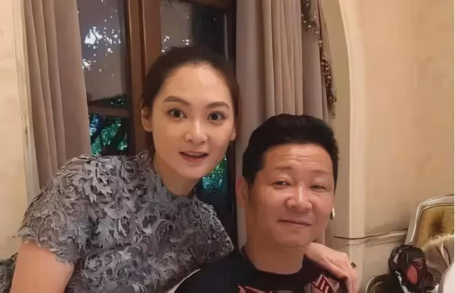 「三德子」養雞身價上億,卻在鄉下庭院喝茶,娶小15歲模特嬌妻