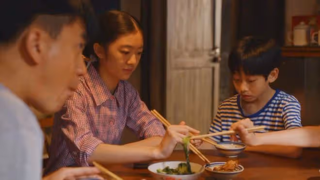 《小巷人家》大結局:吳珊珊可悲,張阿妹可恥,最可恨的是吳建國