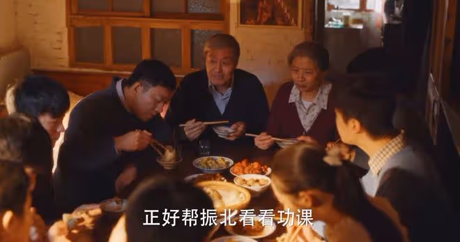 《小巷人家》直到阿爹阿婆去世,黃玲才明白,莊超英並非親生兒子