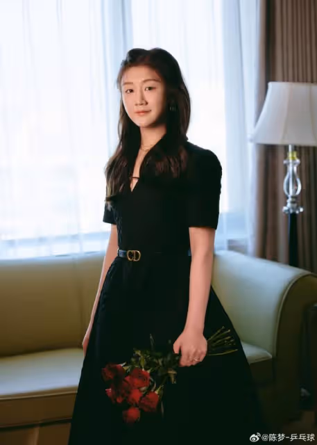 陳夢曬活動照,穿黑裙踩高跟美出新高度,妝發精緻與賽場判若兩人